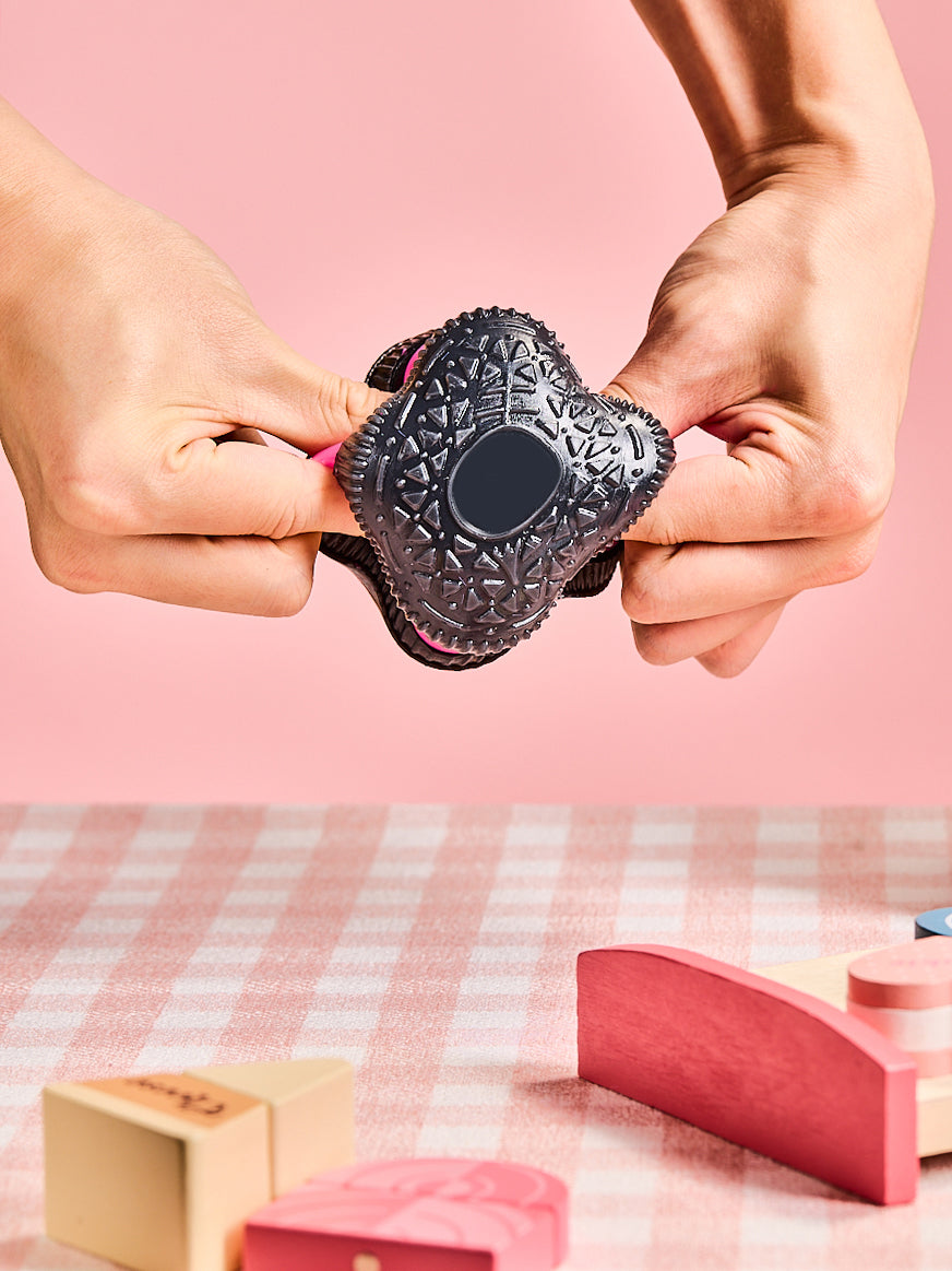 Black-fuchsia Cookie Sandwich Squishy Toy